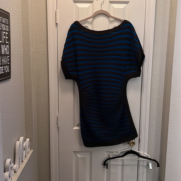 Short Sleeve Sweater - Picture 3 of 3